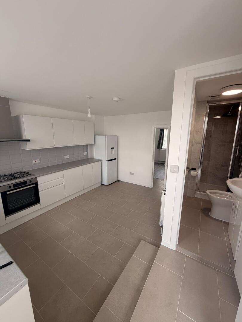 3 bed property in High Street, Waltham Cross